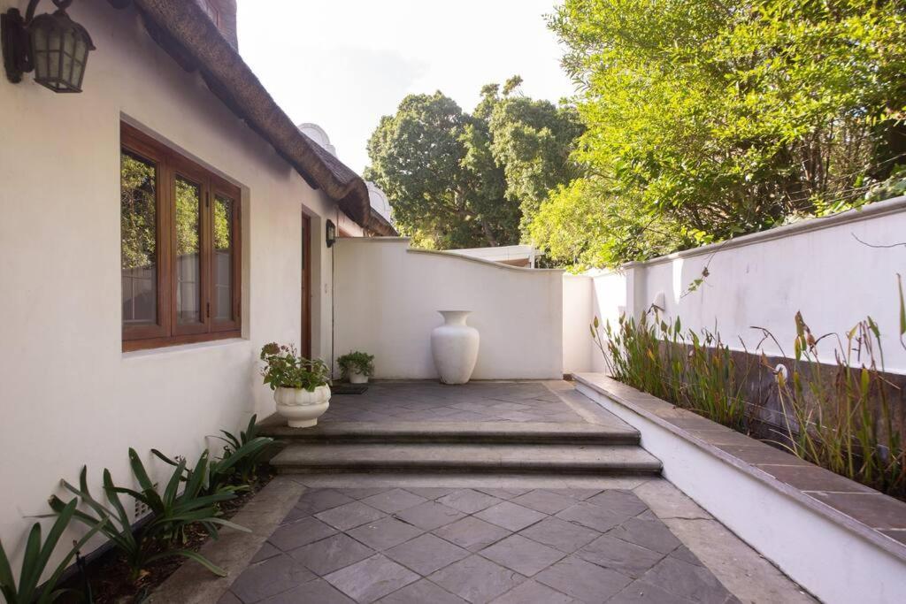 Mawethu Peaceful Garden With Covered Pool And Braai Area ケープタウン エクステリア 写真