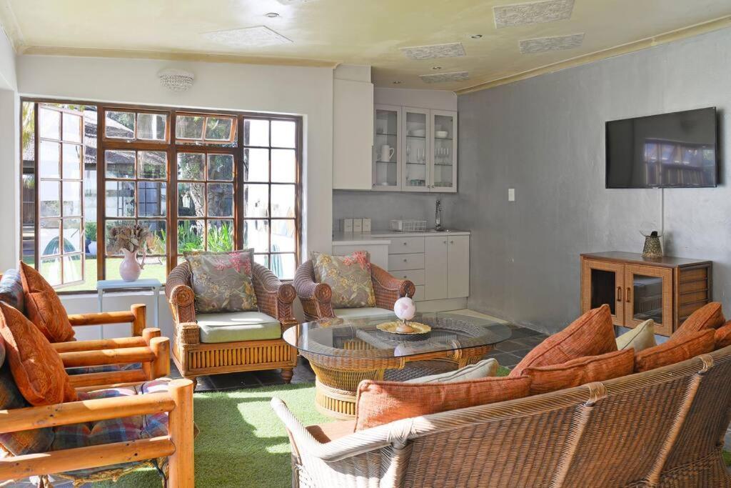 Mawethu Peaceful Garden With Covered Pool And Braai Area ケープタウン エクステリア 写真