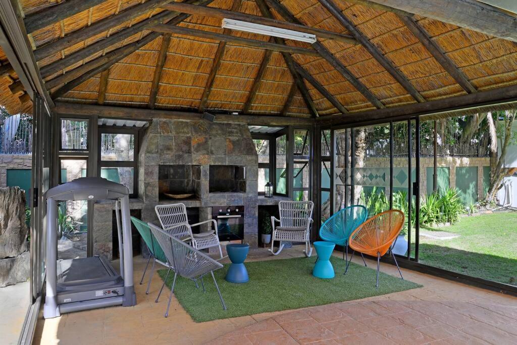 Mawethu Peaceful Garden With Covered Pool And Braai Area ケープタウン エクステリア 写真