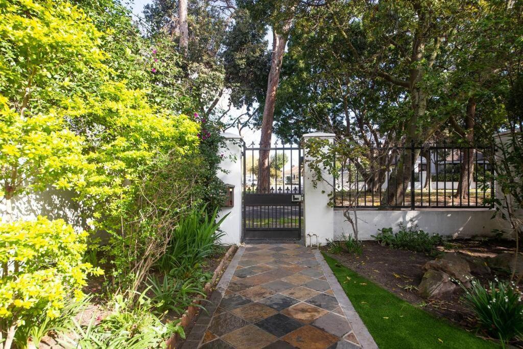 Mawethu Peaceful Garden With Covered Pool And Braai Area ケープタウン エクステリア 写真